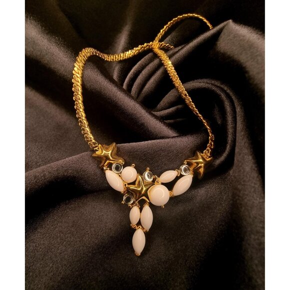 Rare Find Vintage TRIFARI Signed White Milk Glass God Tone Moonglow Pendant Neck - Picture 4 of 5